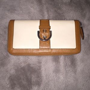 💗Coach Clutch💗